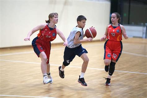 Modern sportinfrastruktúra és edzőfelszerelések a kosárlabda akadémián
