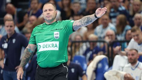 Két játékvezető a kézilabdapályán