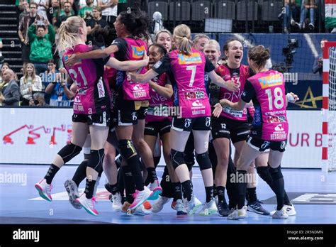 A Vipers Kristiansand csapatának ünneplése győzelem után