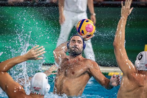 Vízilabda mérkőzés dinamikus pillanata