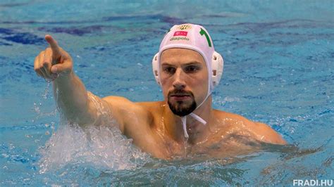 Vízilabdázó a medencében