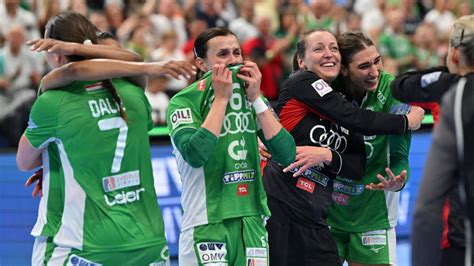 Magdeburg játékosok ünneplnek a BL-trófeával 2002-ben