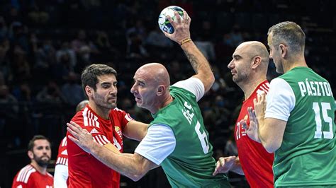 Nenad Perunicic a labdával, Éles József és Pásztor István figyel