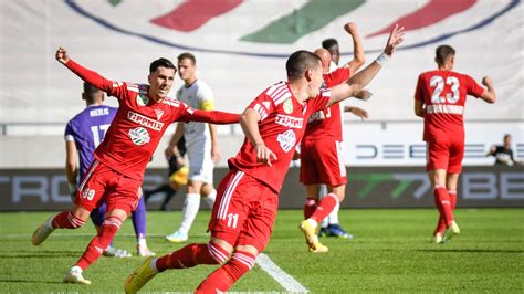 Cseh és magyar futballisták a pályán