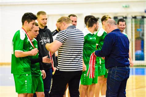 Futsal játékosok taktikai megbeszélése