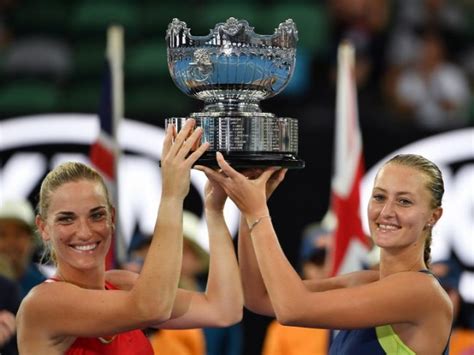 Babos Tímea és Kristina Mladenovic ünnepli a győzelmet