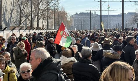 Tüntetés a politikai szimbólumok árnyékában