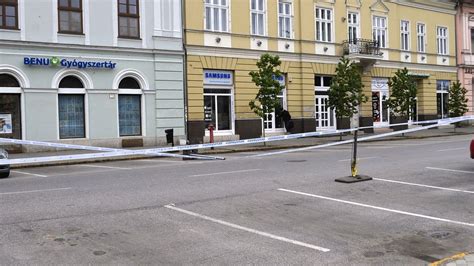Sötét, esős manchesteri utcarészlet rendőrségi szalaggal