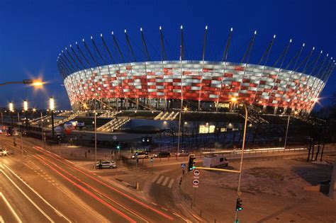 A varsói Stadion Narodowy kívülről, este
