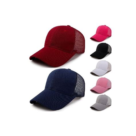 Különböző típusú baseball sapkák: hajlított siltes, snapback és trucker