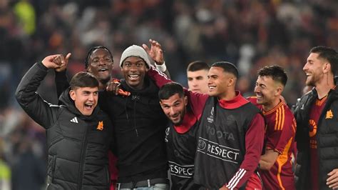 Az AS Roma játékosai ünneplik a Barcelona elleni győzelmet