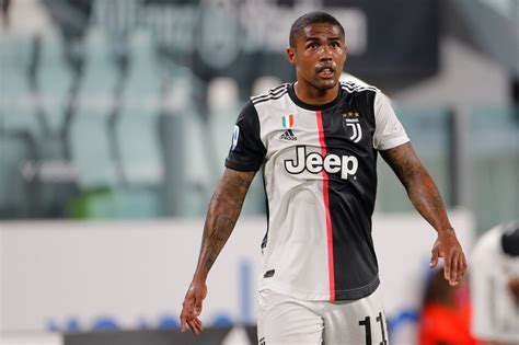 Douglas Costa akcióban, gólpasszt készít elő