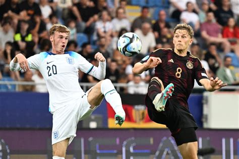 Anglia U21 és Franciaország U21 válogatottjainak játékosai mérkőzés közben
