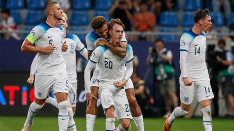 Anglia U21 válogatott ünnepli a gólt a csoportmérkőzésen