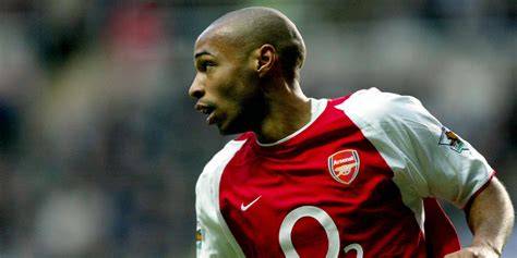 Thierry Henry mélyen gondolkodva