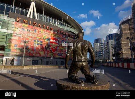 Thierry Henry szobor az Emirates Stadion előtt