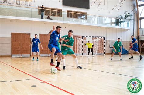 35 év feletti labdarúgók akcióban egy kispályás mérkőzésen