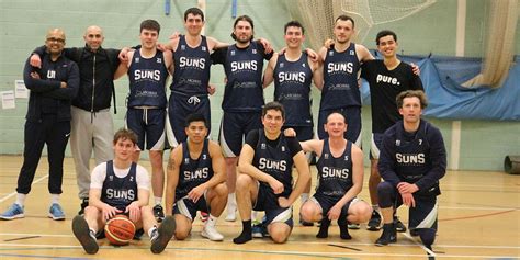 Fiatal kosárlabdázók edzésen, Sevenoaks Suns logóval