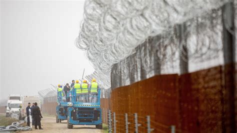 Migránsok várakoznak a szerb-magyar határnál
