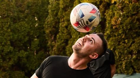 Freestyle focista labdával a tarkóján tartva