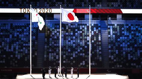Japán szurkolók takarítanak a stadionban a világbajnokságon