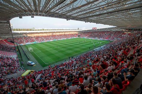 J-League stadion tele szurkolókkal