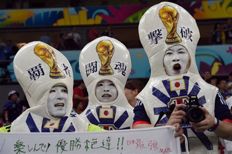Japán szurkolók óriási transzparensekkel és zászlókkal
