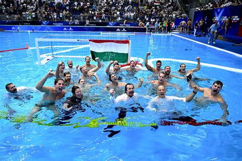 A magyar női vízilabda-válogatott fiatal játékosai edzésen