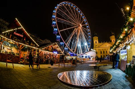 Debrecen főtéri jégpálya karácsonyi díszvilágításban