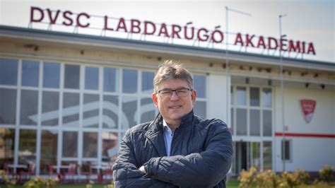 Herczeg András ünneplés közben a DVSC kispadján