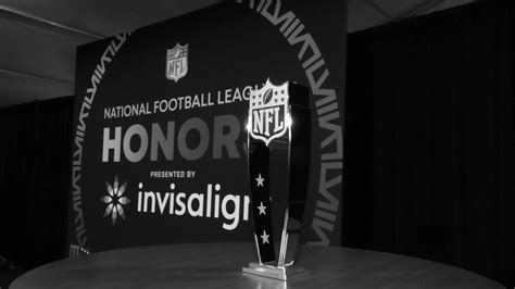 NFL alkalmazás logója és képernyőképe mobiltelefonon