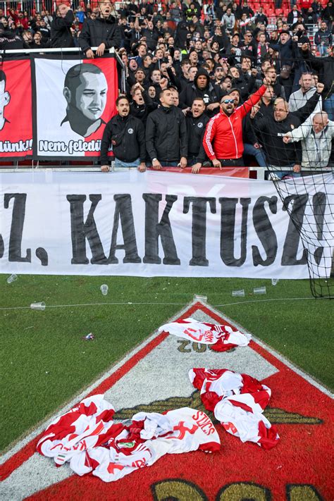 Labdarúgó-szurkolók stadionban, transzparensekkel