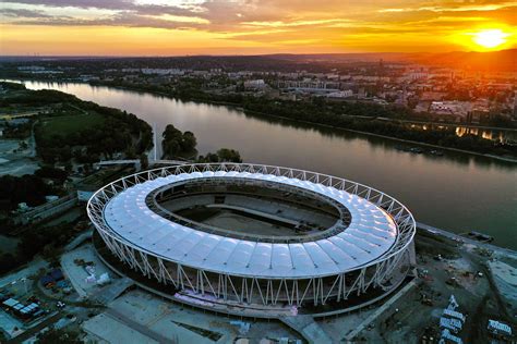 Modern magyar stadion látképe