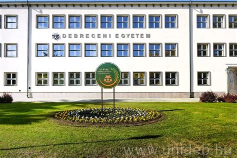A Debreceni Egyetem campusának látképe és a futballpálya