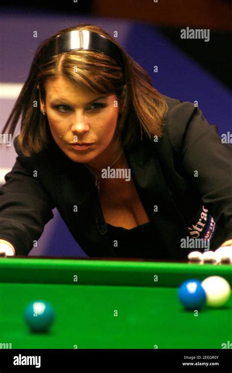 Michaela Tabb a snooker asztal mellett