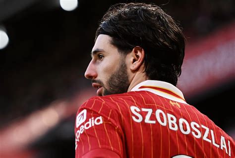 Szoboszlai Dominik megáll a labdával a kezdőkörben