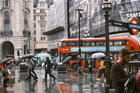 Esős Londoni utcakép és a Westminster-palota ködben