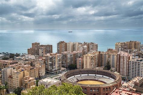 Malaga látképe naplementében