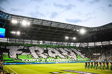 Fradi szurkolók a Groupama Arénában meccs közben