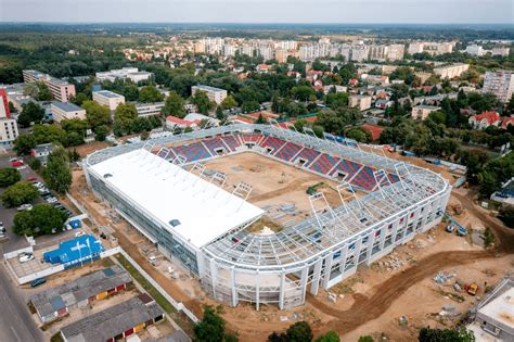 Magyar NB1-es stadion teltház előtt