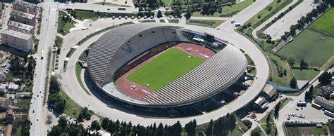 A Hajduk Split címere és a Poljud Stadion