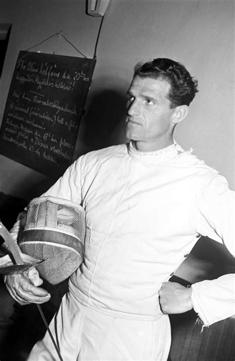 Kárpáti Rudolf portréja könyvével