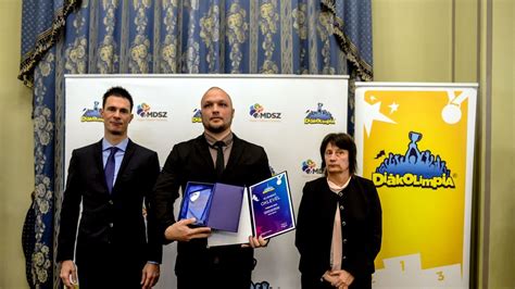 Dobó Kupa logó vagy kézilabdázók az egri Kemény Ferenc Sportcsarnokban