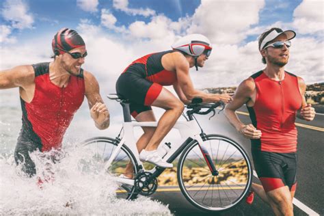 Triatlon versenyzők úszás, kerékpározás és futás közben