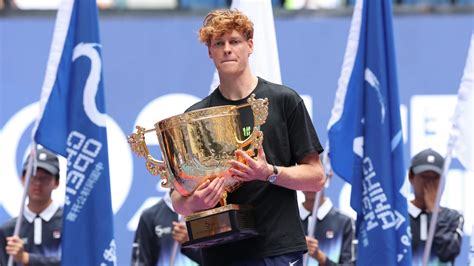 Jannik Sinner kimerülten néz a székbíróra a meccsen