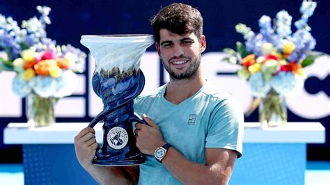 Carlos Alcaraz felveszi a cincinnati Masters trófeát