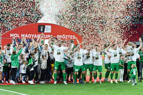 A Békéscsaba szurkolói ünneplik a Fradi elleni kupagyőzelmet