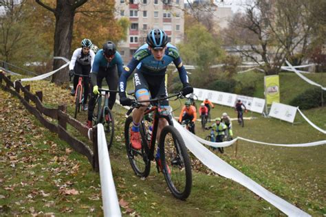 Kerékpárosok küzdelme egy cyclocross futamon
