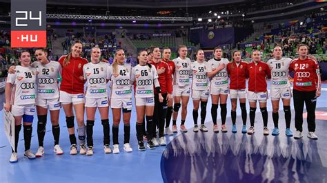 A magyar és csehszlovák női kézilabda csapatok a csepeli pályán 1955-ben