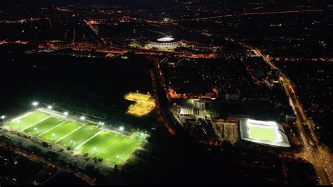 Légifelvétel egy perui labdarúgó stadionról mérkőzés közben, reflektorok fényében